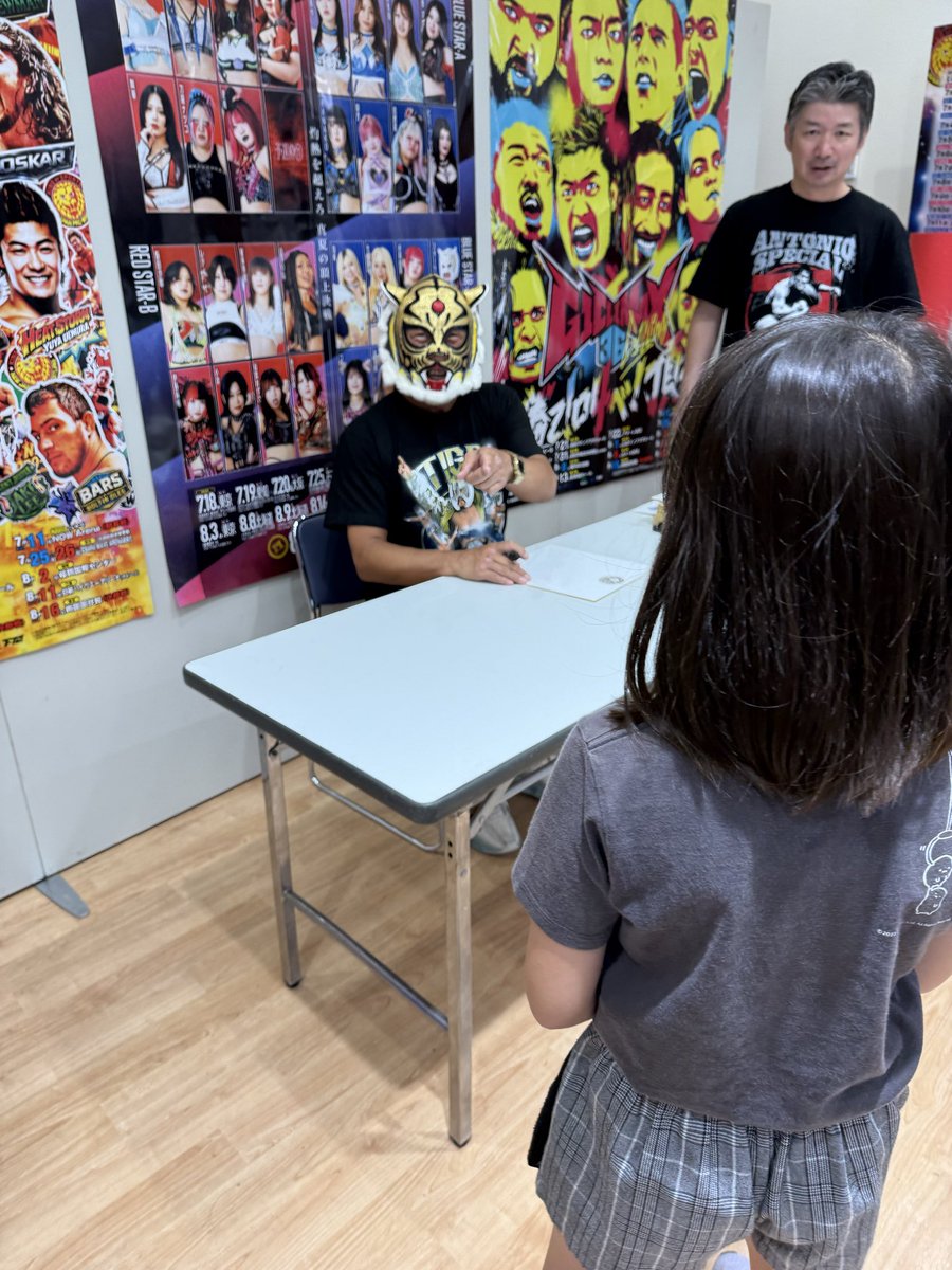 aojinbei's tweet photo. 引退試合を見届けることができました。一昨日は現役最後のご挨拶をさせていただきました。みちのく時代からのいろんなことを思い出し感極まった。　27年前の二本松大会でのあの出来事、偶然にもお手伝いができたきっかけが更なるプロレス愛となりました。ありがとうございました😭
#タイガーマスク https://t.co/r8SzBFjh2m
