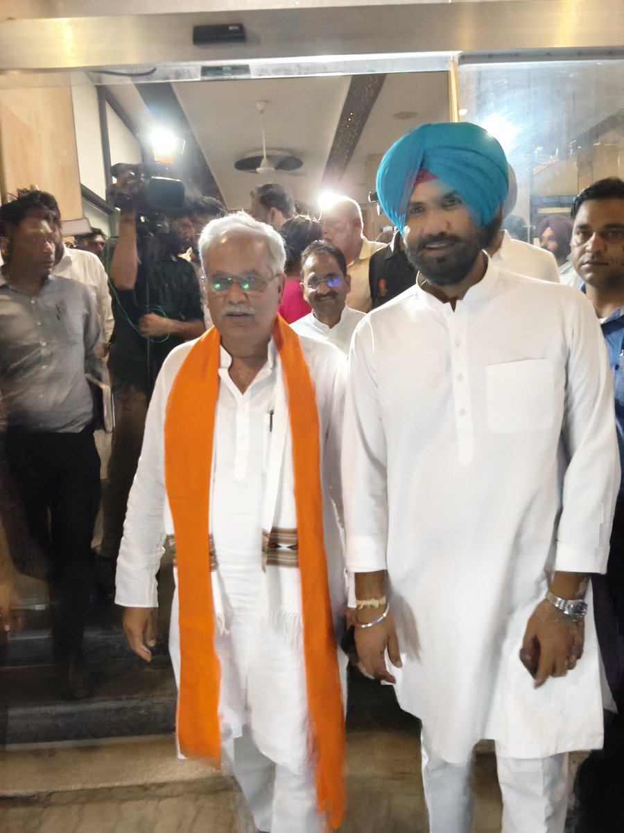 Ajay_reporter's tweet photo. ब्रेकिंग...पंजाब कांग्रेस के प्रभारी भूपेश बघेल ने तमाम अटकलों के बीच एक बार फिर साफ किया कि पंजाब कांग्रेस के प्रधान राजा वेडिंग ही रहेंगे। इसमें कोई बदलाव नहीं होगा। उन्होंने कहा कि अगले तीन दिन वो अभी चण्डीगढ़ में हैं। उन्हें उम्मीद है कि जो लोग अभी तक नहीं आए हैं वो भी मिलने आयेंगे..
@bhupeshbaghel @RajaBrar_INC