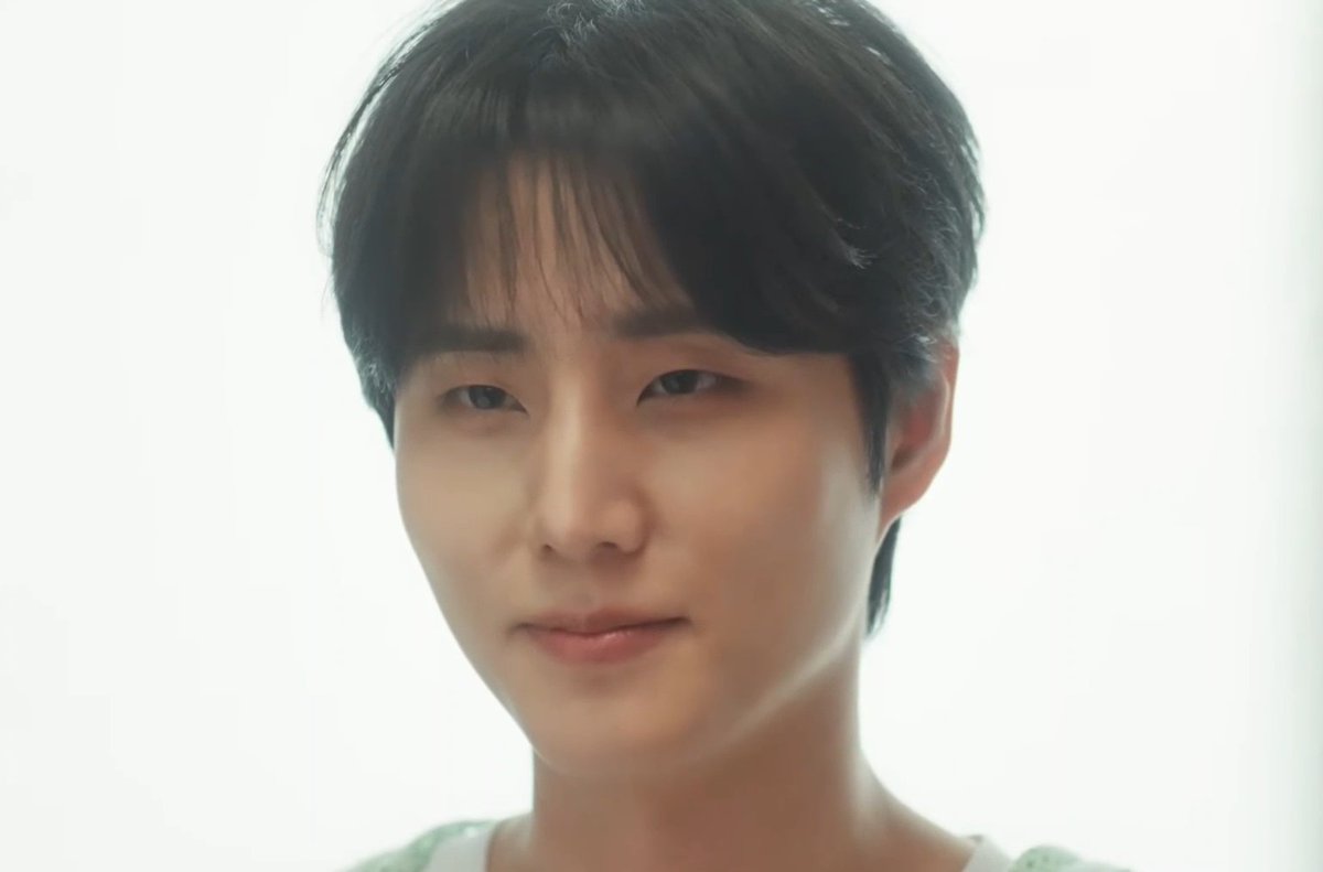 ____greatest's tweet photo. 어두침침한 흑백, 목 끝까지 단추 채운 갑갑한 정장, 괜찮지 않지만 괜찮다고 웃어보여야 하고, 문이 조금이라도 열려서 틈이 보이면 손 주무르고 식은땀 흘리고 주먹을 꽉 쥐던 상황에서 (또다른 내가 두드린) 노크 소리 듣고 가드 좀 내려보니 환한 빛 속의 내가 보이는 거야 가장 나다운 나... https://t.co/SNieYpuaK6