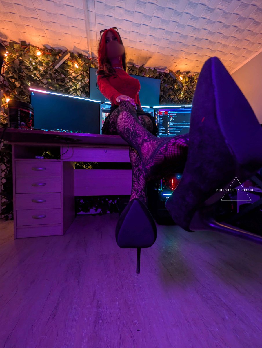 qveenroxi2's tweet photo. RT GAME  endettement ✨

10/10/10 💎💸
24h⏳
3com par Dom/2com par sub

Faites raquer ma pute à fric pendant longtemps , très longtemps 😋🤭

#femdom #findom #moneyslave #moneymiss #soumis #cuck #atm https://t.co/auZT6AxqF5