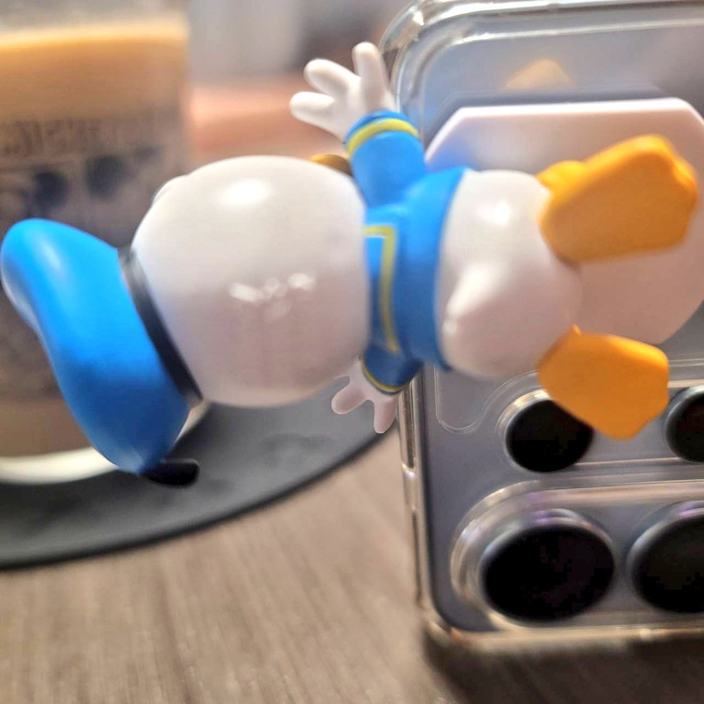 RYUDONALDUVER's tweet photo. ディズニー　くっつきマスコット
意外に大きくてしっかりしてる🙄
100均のクロコゲルテープ使うとしっかり貼れる&amp;きれいに剥がせる👍 https://t.co/76YLtzCQa7