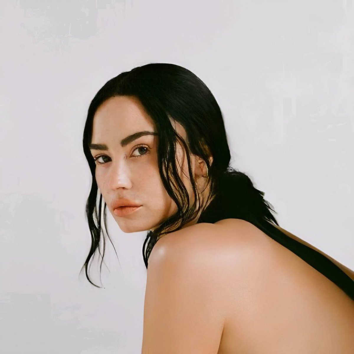 demilovatobr's tweet photo. Há um ano, Demi Lovato arquivava todos os seus posts no Instagram, trocava sua foto nas redes sociais e atiçava o início de sua nova era:

"I'm not sure, I never feel like this before...". https://t.co/jfHv5IEh3k