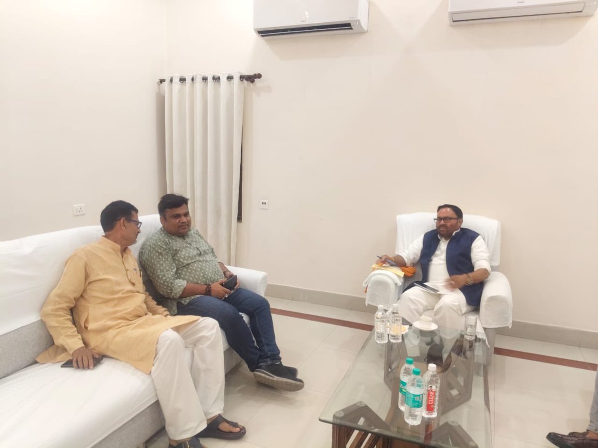 rldsonbhadr's tweet photo. #सोनभद्र

    वाराणसी आगमन पर @RLDparty सोनभद्र के पदाधिकारियों ने कैबिनेट मंत्री श्री @AnilKumarMZN जी एवं प्रदेश अध्यक्ष व्या॰प्र॰ श्री @rohitagarwal850 जी से जिलाध्यक्ष @Srikant1966 जी के साथ मुलाक़ात कर विभिन्न विषयों पर चर्चा की.

#RLD_Sonbhadra 

@jayantrld 
@MalikBirpal https://t.co/at3xqFDJfy
