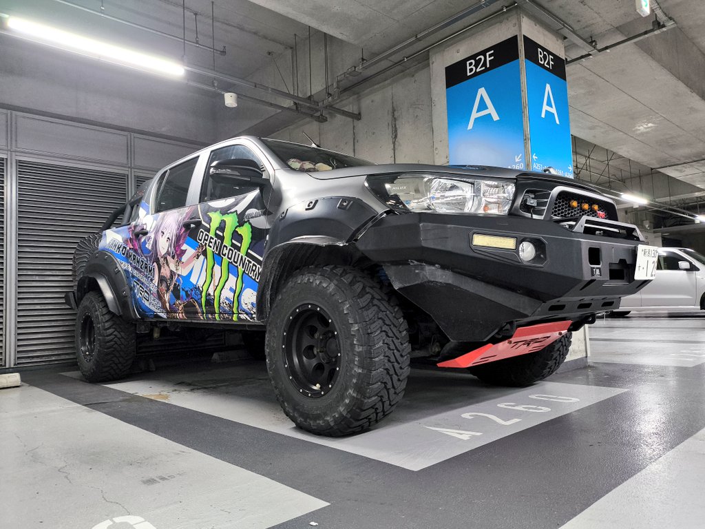 Lusy4x4's tweet photo. ハイラックスの維持費計算してみたけど
燃料代86,580円
任意保険料86,100円
駐車場代36,000円
エンジンオイル交換14,000円
自動車税16,000円
車検費用（法定費用+基本整備料）61,550円
年間合計300,230円
月25,000円くらい https://t.co/Pe3DjeMYSz