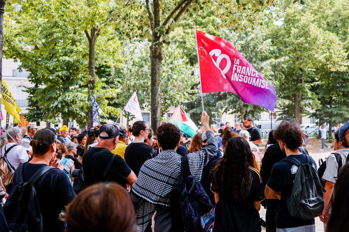 BelouassaAnais's tweet photo. 🔴 Présumer les tirs policiers légitimes, c'est inverser la charge de la preuve et fragiliser l'État de droit. Aucune démocratie ne doit accorder un permis de tuer à ses forces de l'ordre.

Pour la justice, les libertés et l'égalité devant la loi, combattons ce texte qui vise à légaliser tous les tirs mortels de police ou de gendarmerie !