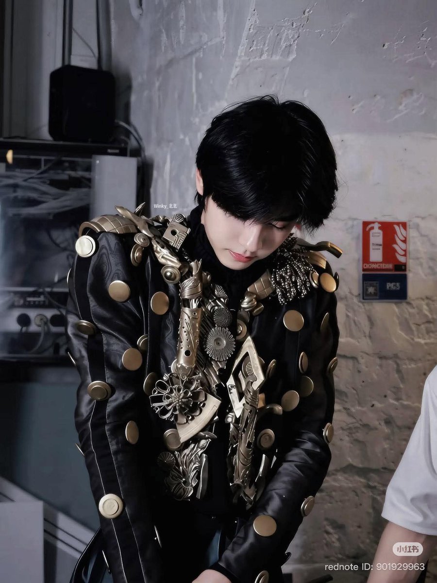 Zzwlzzc's tweet photo. Liu XuanCheng deserves every moment in the fashion spotlight because his handsome appearance, refined style, tall stature, and thoughtful personality make him truly exceptional.
#LiuXuanChengPFW
#LiuXuanChengHCW27
#LiuXuanChengxRonaldVanDerKemp https://t.co/KgkrtXB10v