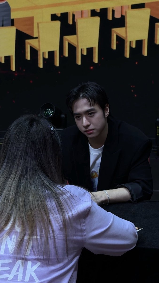 Mew_kanticha's tweet photo. looking for the person in this photo who was in line before me at victor💜fan talk. If this is you, please DM me na I have a video for youu ka

#PROXIE1stFANCONinHK  #PROXIEVictor https://t.co/NqrlqcFRZY