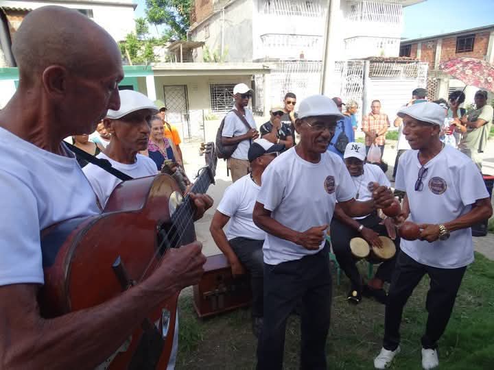PrensaGtmo's tweet photo. 🪇Treinta y cinco años después de su fundación, Los Morenos del Changüí continúan siendo una de las agrupaciones imprescindibles dentro de la música tradicional guantanamera

 🔗https://t.co/zXsSBvqEBz

#Tradición  #Guantánamo #Cultura https://t.co/BnxakV8yxy