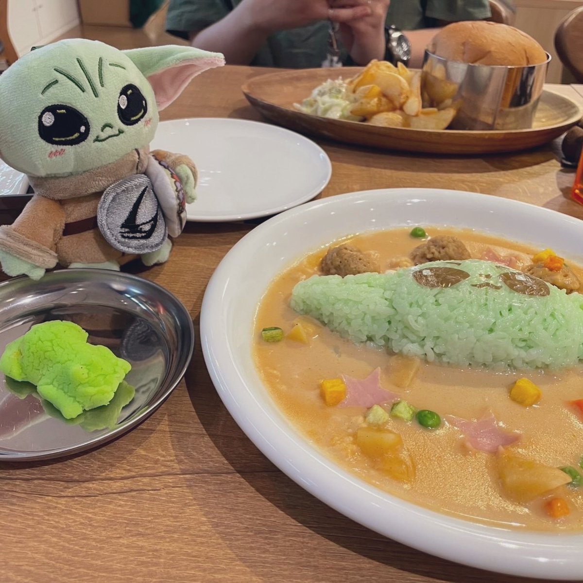 wildtechichi's tweet photo. 写真のフード以外にもドリンクやデザートまで注文して満腹。予約特典も無事に頂けて満足。 https://t.co/4THQi1I73A