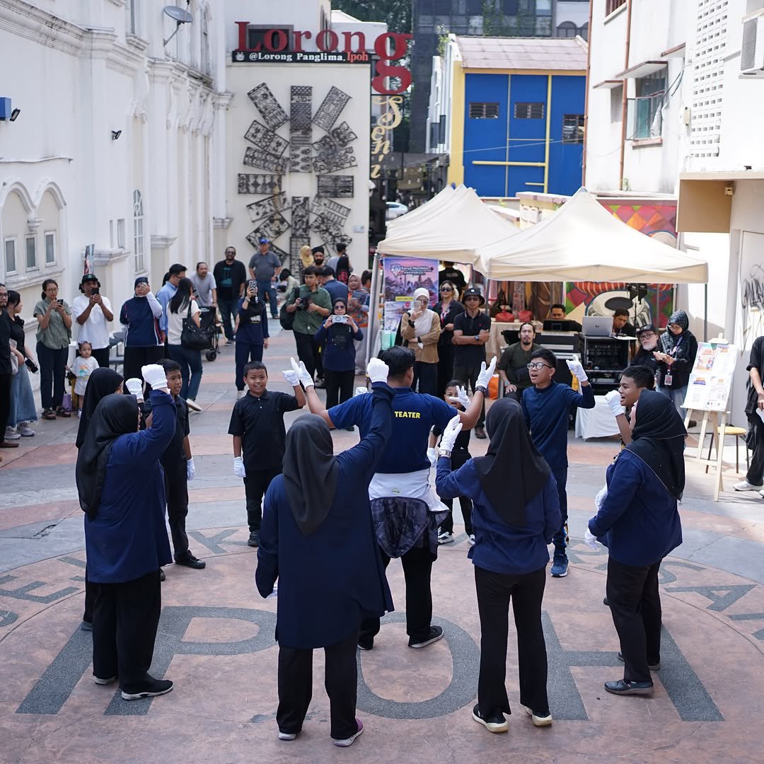 InspireIpoh's tweet photo. Teater Dekon Steps Perak X Petep.

Sebuah cerita. Sebuah pentas. Sebuah penghayatan. Membawa penonton menyelami kisah yang dipersembahkan melalui gerak, emosi dan ekspresi. Setiap babak bukan sekadar hiburan, tetapi juga ruang untuk menghayati nilai, kehidupan dan kebersamaan. https://t.co/MnutZHtRAU
