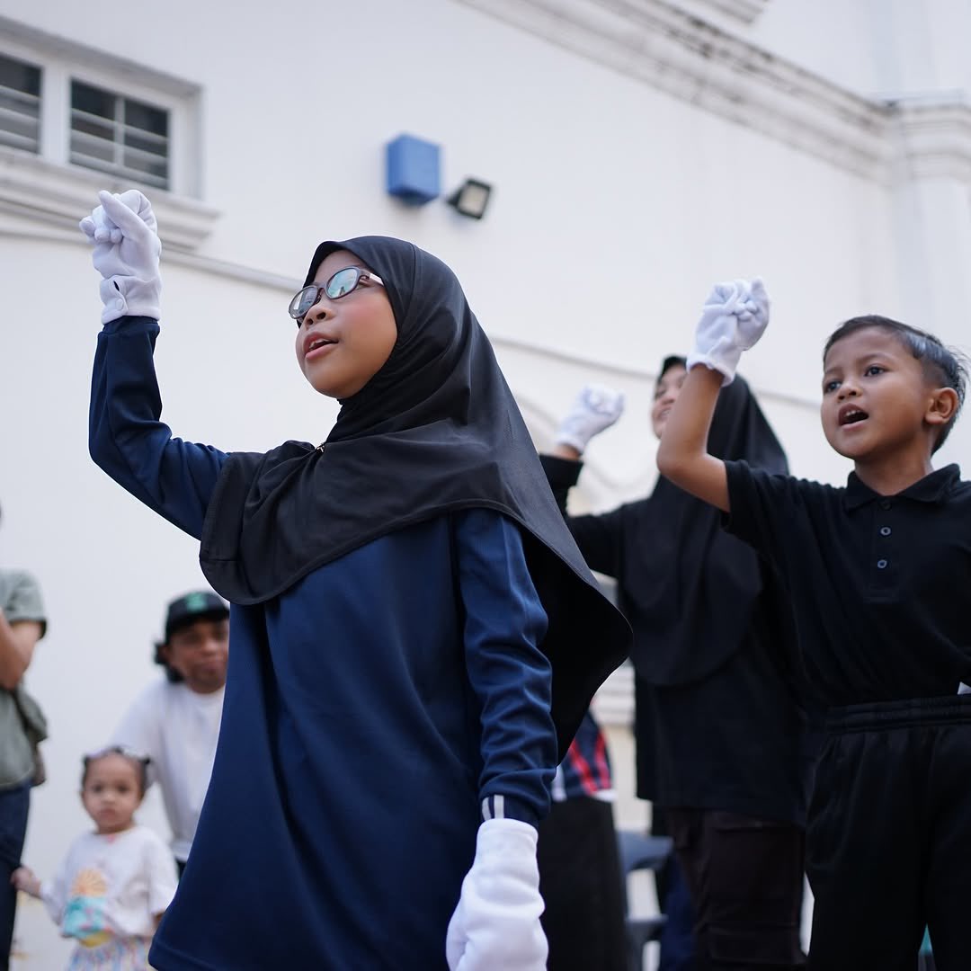 InspireIpoh's tweet photo. Teater Dekon Steps Perak X Petep.

Sebuah cerita. Sebuah pentas. Sebuah penghayatan. Membawa penonton menyelami kisah yang dipersembahkan melalui gerak, emosi dan ekspresi. Setiap babak bukan sekadar hiburan, tetapi juga ruang untuk menghayati nilai, kehidupan dan kebersamaan. https://t.co/MnutZHtRAU