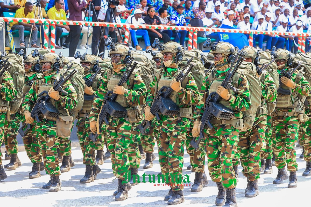 IntumwaNews's tweet photo. 🔴#FDNB : L'armée burundaise, un rempart contre les menaces et un pilier de la défense nationale.
À l'occasion du 64ᵉ anniversaire de l'indépendance du Burundi, célébré le 1ᵉʳ juillet 2026, les Forces de Défense Nationale du Burundi @fdnbbi ont démontré leur niveau de préparation à travers un défilé militaire impressionnant, mettant en évidence les progrès réalisés dans le renforcement de leurs capacités opérationnelles et dans l'accomplissement de leurs missions. Cette parade a rappelé à de nombreux observateurs le professionnalisme et le savoir-faire dont l'armée burundaise fait preuve dans les opérations de maintien de la paix auxquelles elle participe, notamment en Somalie, en République centrafricaine et en République démocratique du Congo.
L'un des moments les plus remarqués de ce défilé a été l'apparition des militaires des Forces spéciales. À l'image de ce qui se pratique dans les armées les plus performantes du monde, ces soldats avaient le visage dissimulé. Cette pratique ne vise pas à cacher leur identité pour des raisons obscures, mais répond à des impératifs de sécurité, de protection des personnels et de préservation de la confidentialité des missions qui leur sont confiées. Ces unités, communément appelées Forces d'opérations spéciales (Special Operations Forces – SOF), sont engagées dans des missions particulièrement sensibles telles que la lutte contre le terrorisme, les opérations spéciales, la collecte de renseignements et d'autres interventions nécessitant un haut niveau de discrétion et d'expertise.
À la suite de ce défilé, certaines organisations ainsi que plusieurs utilisateurs des réseaux sociaux ont remis en question les capacités réelles de l'armée burundaise, alimentant ainsi des débats en ligne. Toutefois, les équipements et les unités présentés lors de cette cérémonie correspondent aux capacités opérationnelles des FDNB. Cette démonstration de force a illustré le professionnalisme, la discipline et l'engagement des Forces de Défense Nationale du Burundi, aussi bien dans la protection du territoire national que dans les missions de maintien de la paix, contribuant ainsi au rayonnement du Burundi aux niveaux régional et international.