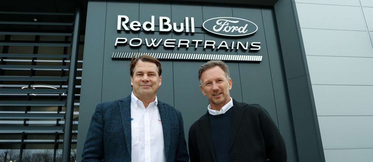 LeSprintEdition's tweet photo. Christian Horner, de retour dans le paddock, s’est exprimé sur le moteur RBPT/Ford, un projet dont il est à l’origine. 👀

Le Britannique s’est dit extrêmement fier de voir ce moteur être considéré comme le meilleur du plateau à l’heure actuelle.

« Vous savez, quand je vois ce moteur… Il y a cinq ans, cette usine fabriquait du papier bulle. Être considéré comme le meilleur moteur de la F1 dès sa première saison d’existence, je pense que ces gars ont réalisé un travail absolument remarquable.

Un grand bravo également à nos partenaires, ExxonMobil, pour le carburant qu’ils ont fourni, ainsi qu’à Ford Motor Company. C’était un véritable travail d’équipe, et je pense que ce qu’ils ont accompli est largement sous-estimé.

Réussir à produire un moteur devant Ferrari, devant Honda, devant Audi et même devant Mercedes, personne ne pensait que c’était possible. »

#F1 #BritishGP