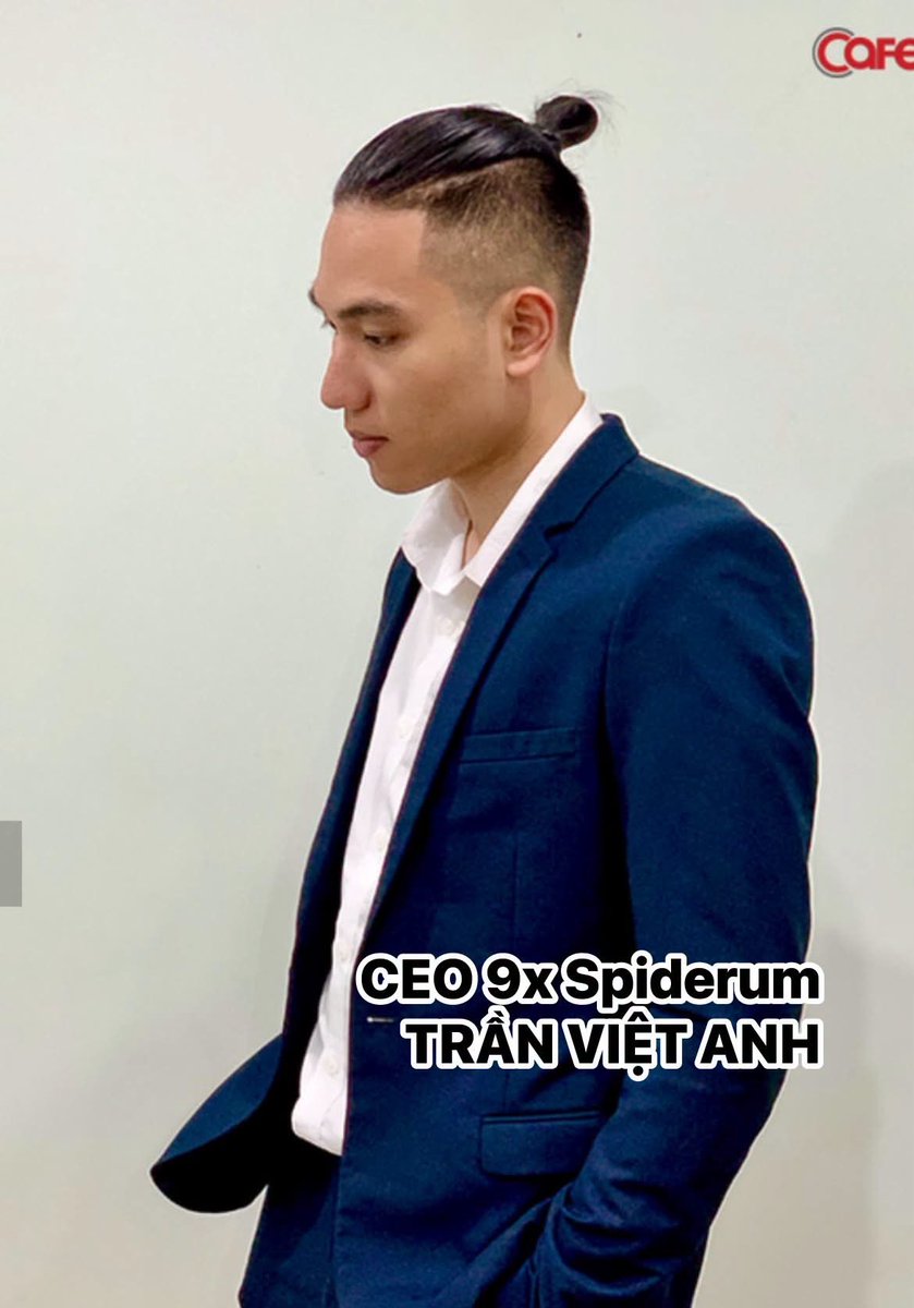 hocgiad's tweet photo. TRẦN VIỆT ANH LÀ AI?

Cùng bắt với ông Nguyễn Thành Nam là doanh nhân trẻ Trần Việt Anh (1993, Hà Nội). Anh là người sáng lập Spiderum - mạng xã hội chia sẻ quan điểm và kiến thức, trải nghiệm cho người Việt trẻ. Già như Ông Học Giả thì cút. 

Anh Việt Anh đang học dở Luật thương mại quốc tế Đại học Ngoại thương Hà Nội thì lên tàu đi Phần Lan để học Kinh doanh quốc tế, đại học Aalto. 

Tốt nghiệp loại giỏi, anh không tiếp tục học lên thạc sĩ mà quyết định trở lại Việt Nam để khởi nghiệp. Spiderum ra đời. 

Spiderum là cảm hứng từ con nhện (spider) và diễn đàn (forum) - nơi dệt lên mạng lưới thông tin hữu ích. 

Anh là người được cho đã tiếp tay ông Nguyễn Thành Nam để “tuyên truyền” nội dung cuốn “Chuyện với Thanh”. Việc bắt cả Trần Việt Anh báo hiệun một mức án nặng dành cho tiến sĩ chăn bò Nam già. 

Thật đáng buồn khi những ngày này, những người FPT hầu như im lặng trước thông tin ông Nam bị bắt. Nỗi sợ hãi trói nghiến lấy họ. 

Steve Jobs Việt Nam ơi, mày đang đâu?

Ảnh: Trần Việt Anh. Nguồn: Cafebiz
#spiderum #chuyenvoithanh #hochiminh