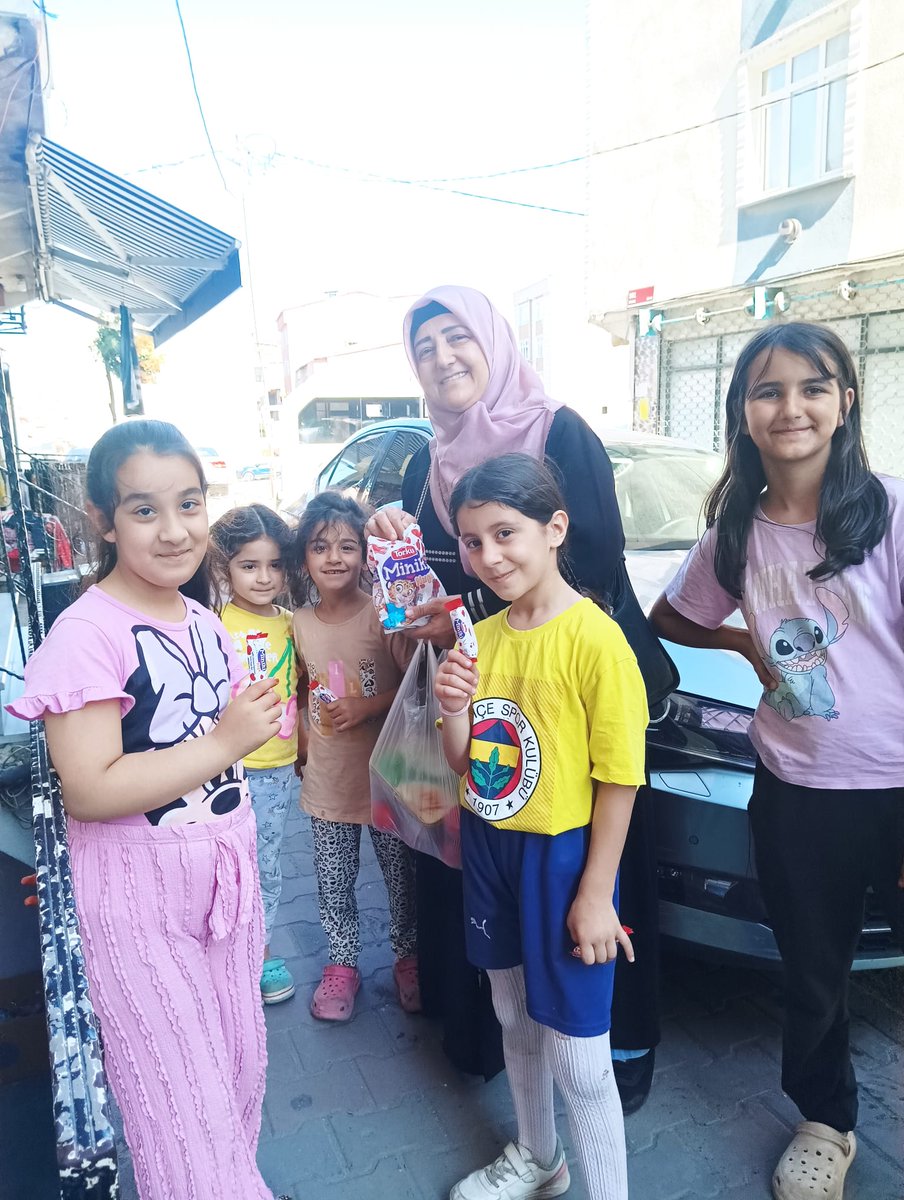 akkadinesenler's tweet photo. 🍫 Çikolata Günümüzde yaz okullarımızdaki çocuklarımızı Başkanımız @seval_av 'ile birlikte ziyaret ederek minik yüreklerle buluştuk.
Çocuklarımızla birlikte geçirdiğimiz bu güzel anlar, çikolatanın tadından da tatlı hatıralara dönüştü. 🍫😊💕
#BirOlmakRuhumuzdaVar 🌿 https://t.co/VwrTXWzBU2