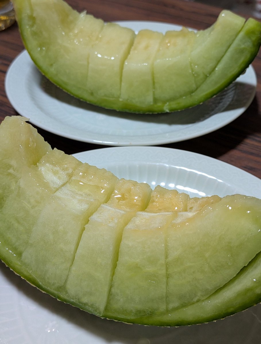 taberinak's tweet photo. #今日のおやつ
#メロン 🍈
日曜に旦那さん実家行った時にメロン半玉分けてもらったので食後のデザートに食べました
ちょうどいい感じですごく甘くて美味しかった🙆‍♀️

娘を迎えに行って畑に寄る前にスタバでブリュードコーヒー（アイス）注文してOne Moreもして2人分購入
タンブラー持参しました☕ https://t.co/YKE25K9J9V