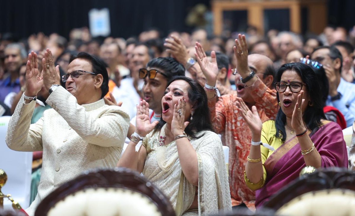 MEAIndia's tweet photo. Embracing India's extended family!

Prime Minister @narendramodi received a warm and enthusiastic welcome at the Indian Community reception in Jakakta.

In a heartwarming gesture, President @prabowo joined the community reception, reflecting the close people-to-people ties between the two countries.

Addressing the gathering, Prime Minister commended the Indian diaspora for its contribution to Indonesia’s progress and prosperity and for serving as a living bridge of friendship between the two countries. 

PM conveyed that India was committed to act as a force multiplier for bringing progress and prosperity in Indonesia and in the ASEAN region.

#IndiaIndonesia
#MitraSelamanya