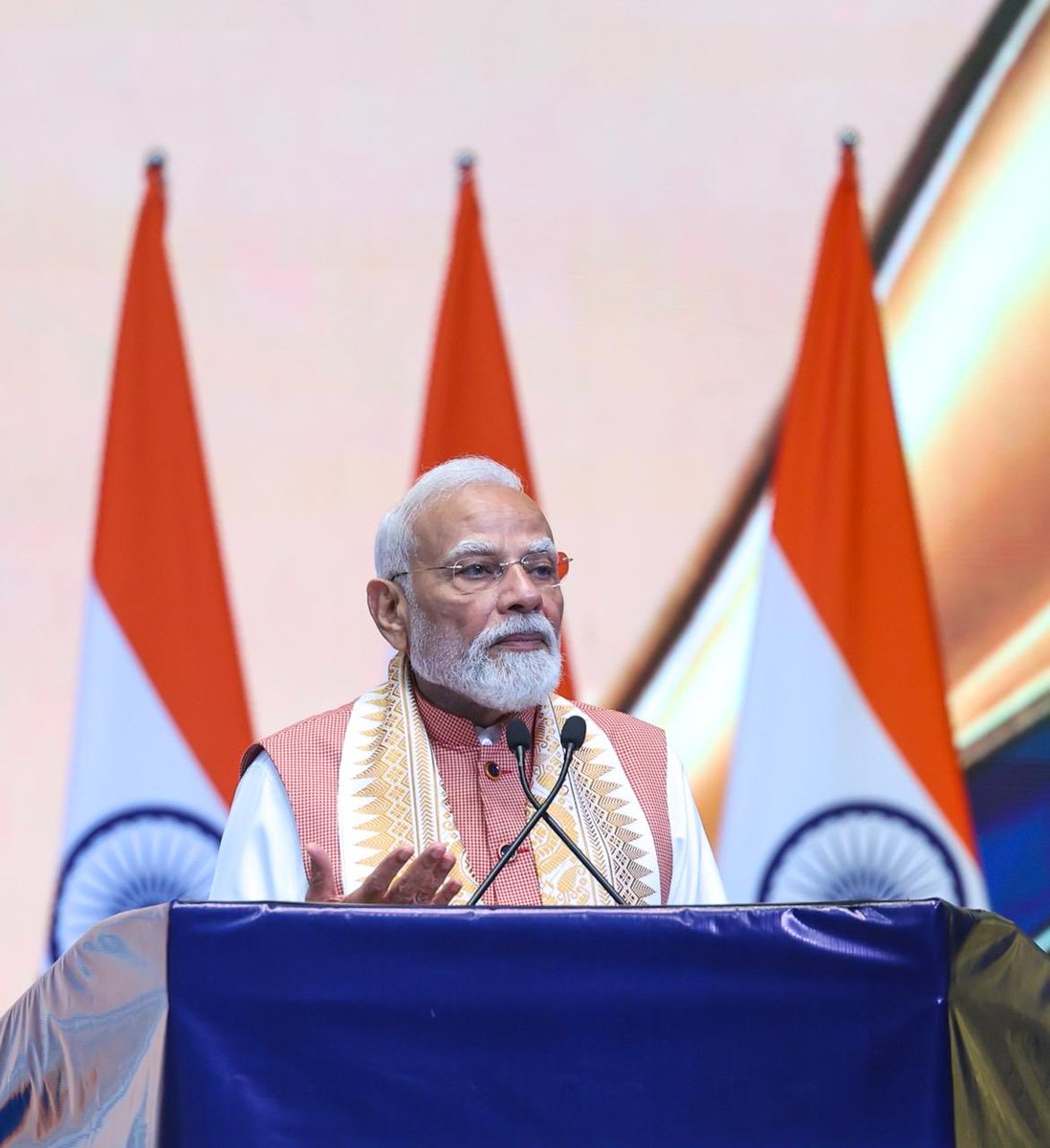 MEAIndia's tweet photo. Embracing India's extended family!

Prime Minister @narendramodi received a warm and enthusiastic welcome at the Indian Community reception in Jakakta.

In a heartwarming gesture, President @prabowo joined the community reception, reflecting the close people-to-people ties between the two countries.

Addressing the gathering, Prime Minister commended the Indian diaspora for its contribution to Indonesia’s progress and prosperity and for serving as a living bridge of friendship between the two countries. 

PM conveyed that India was committed to act as a force multiplier for bringing progress and prosperity in Indonesia and in the ASEAN region.

#IndiaIndonesia
#MitraSelamanya