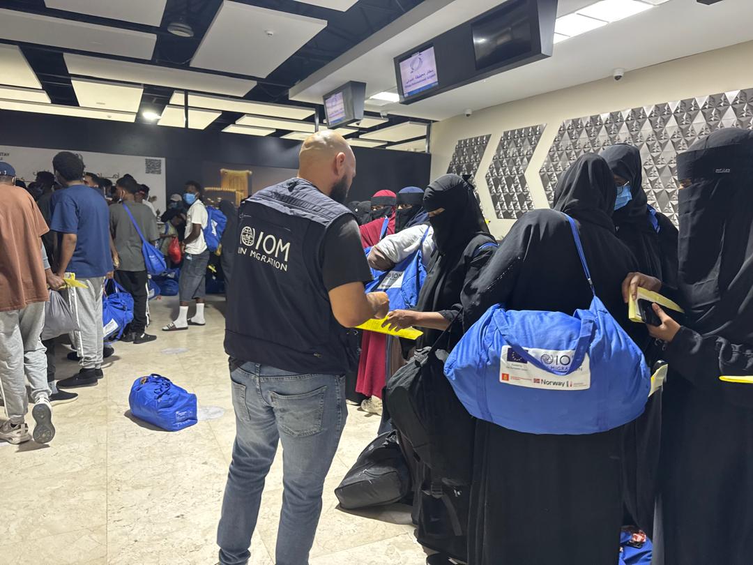 IOM_Libya's tweet photo. Last week, 477 migrants returned home through 3 IOM Voluntary Humanitarian Return flights: 🇧🇩 Bangladesh (174), 🇹🇩 Chad (174) and 🇸🇴 Somalia (129) ✈️

Thanks to 🇪🇺 support, these assisted returns enabled safe and dignified journeys home. https://t.co/FC3CJO7Qlh