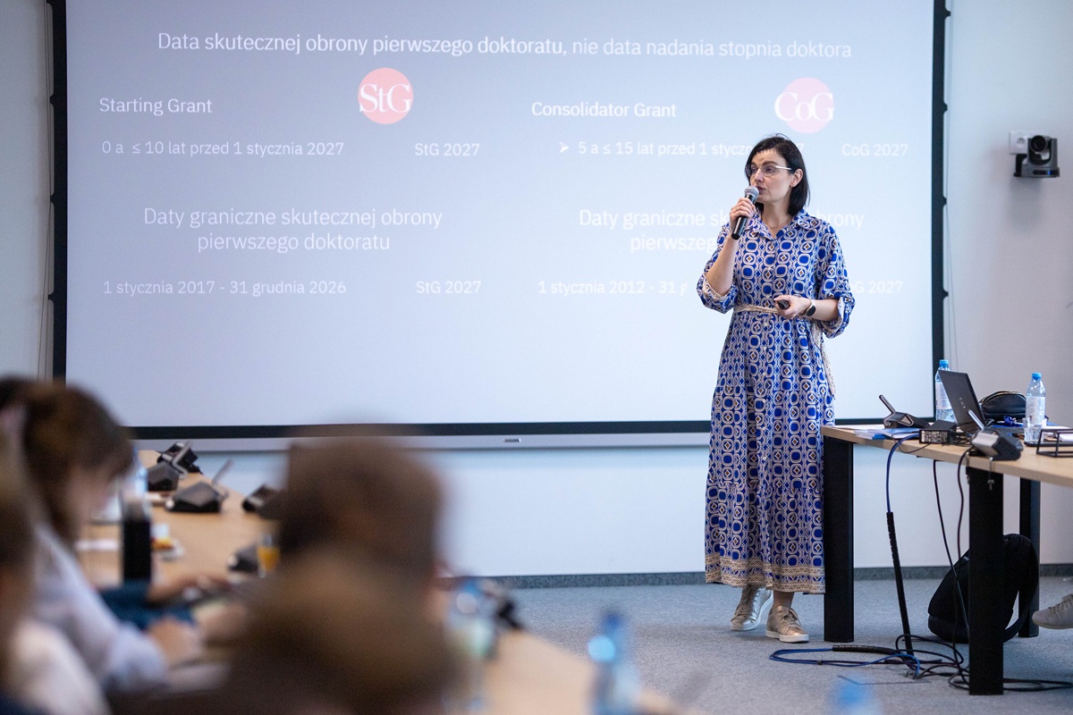 KPK_PL's tweet photo. 🌞Wakacje w pełni, ale w #KPK trwa intensywny czas szkoleń.

Za nami już 2 z 4 dni Akademii Managera Summer School!

Wczoraj rozmawialiśmy o wniosku projektowym w filarze I #HoryzontEU, konkursach #ERC i #MSCA.

Dziś skupiliśmy się filarze II, czyli klastrach i partnerstwach. https://t.co/r30YK5gKrL
