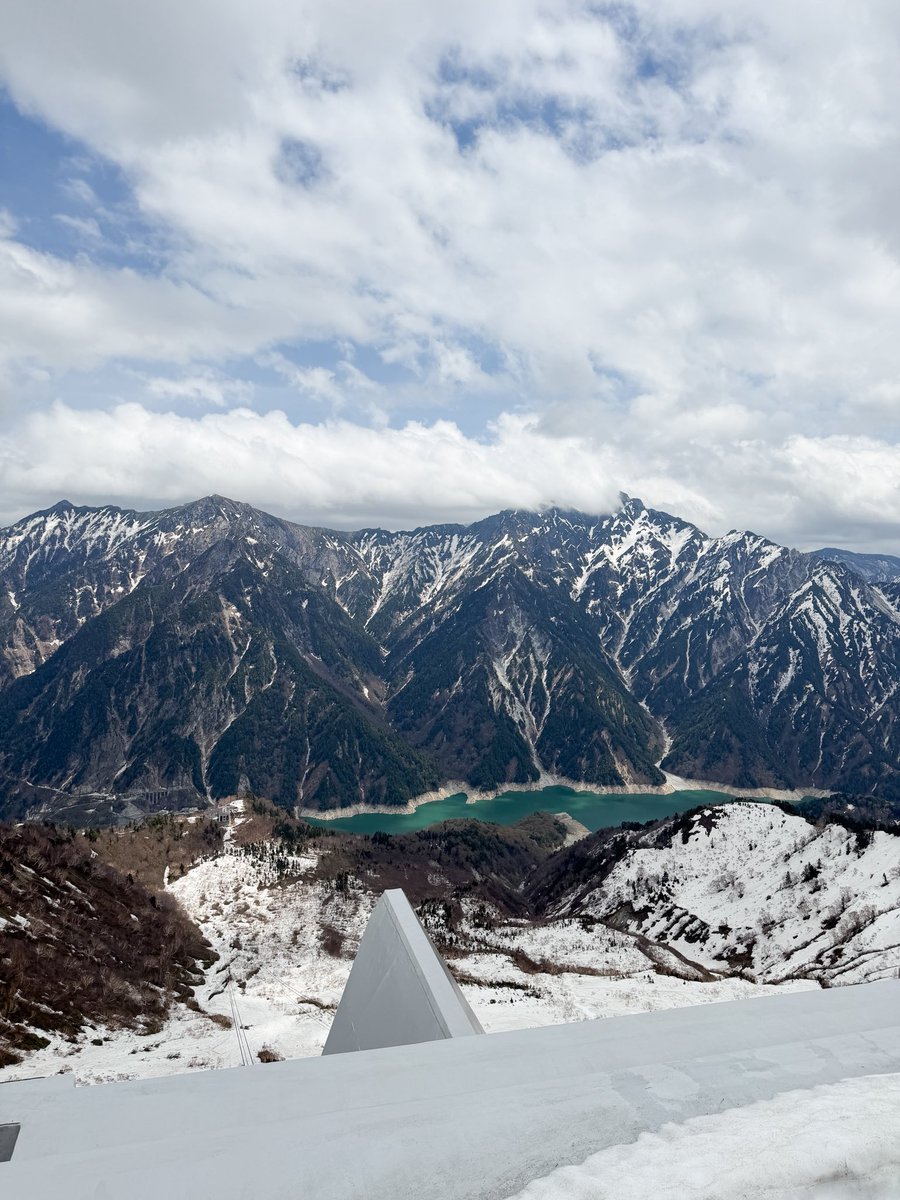 koyykois's tweet photo. ที่นี่ไม่ใช่สวิตเซอร์แลนด์แต่คือ Tateyama Kurobe ประเทศญี่ปุ่น🇯🇵  เป็นเมืองที่สวยที่สุดแล้ว ได้ชื่อว่าเป็น Japan Alpine Route ไฮไลต์คือ ‘กำแพงหิมะ’ ที่สูงหลายเมตร เหมือนเดินอยู่กลางโลกสีขาว สักครั้งในชีวิตอยากให้มาจริงๆ สวยมากกก https://t.co/aM7AHhsC9j