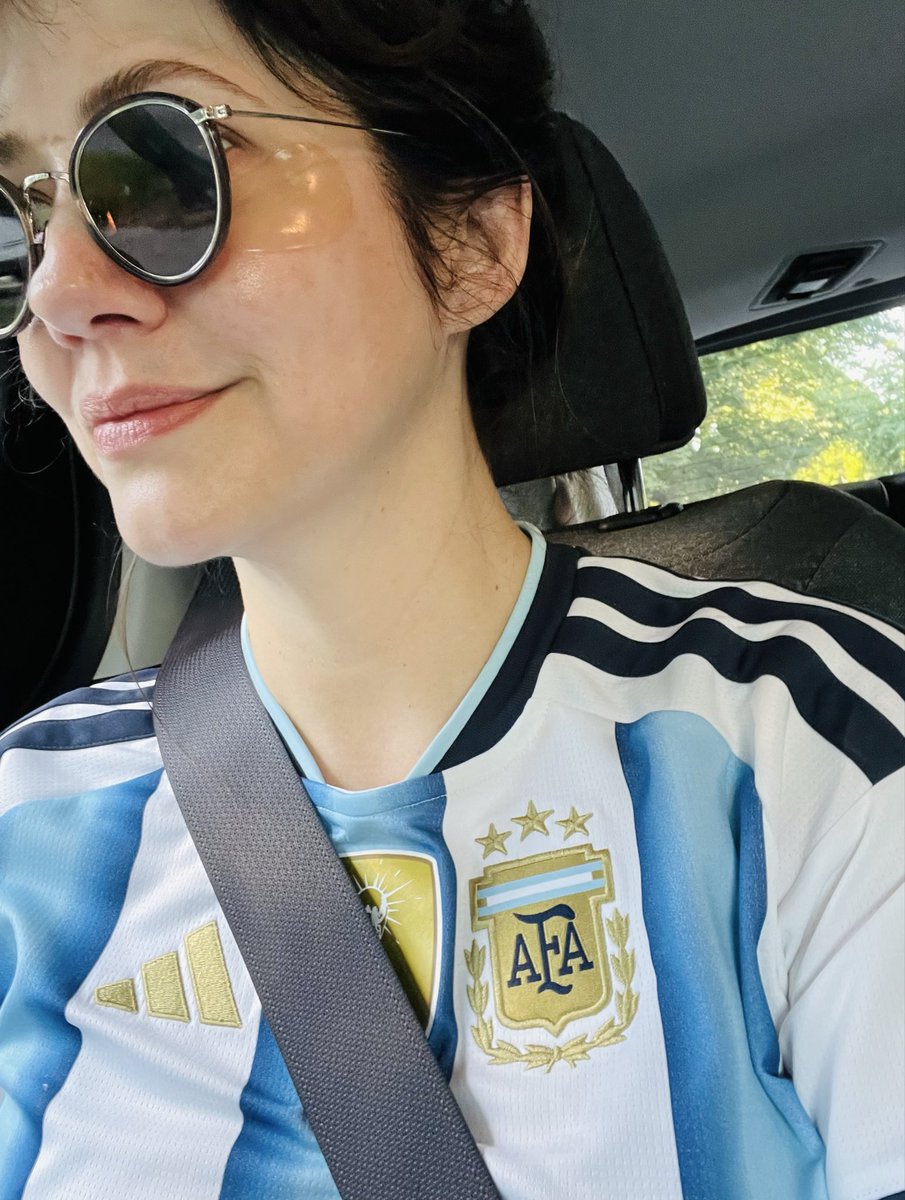 julie_gonzalo's tweet photo. Cuando hay que ir a trabajar pero juega la selección 🇦🇷 

When you have to go to work but your team is playing 

VAMOS ARGENTINA 🇦🇷🇦🇷🇦🇷🇦🇷 https://t.co/HrFV1vMoiZ