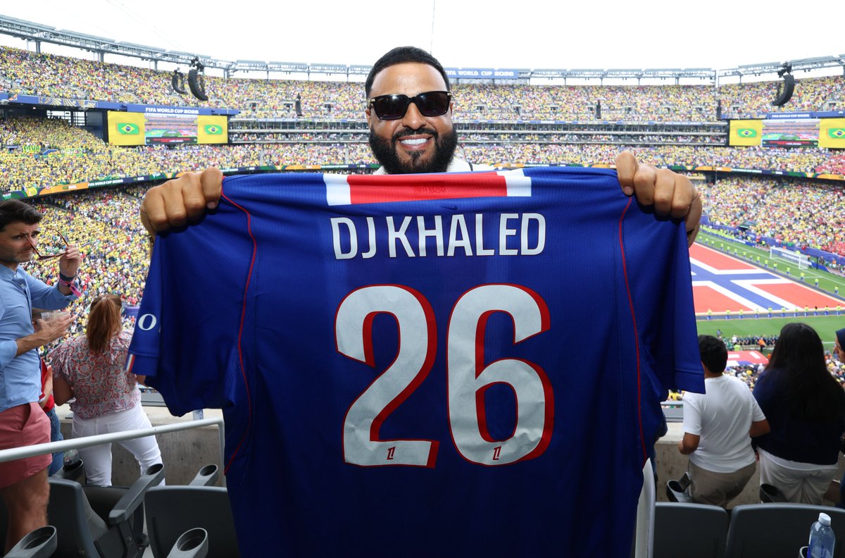 PSG_English's tweet photo. WE DA BEST 🔴🔵 https://t.co/dk7eltPtjt