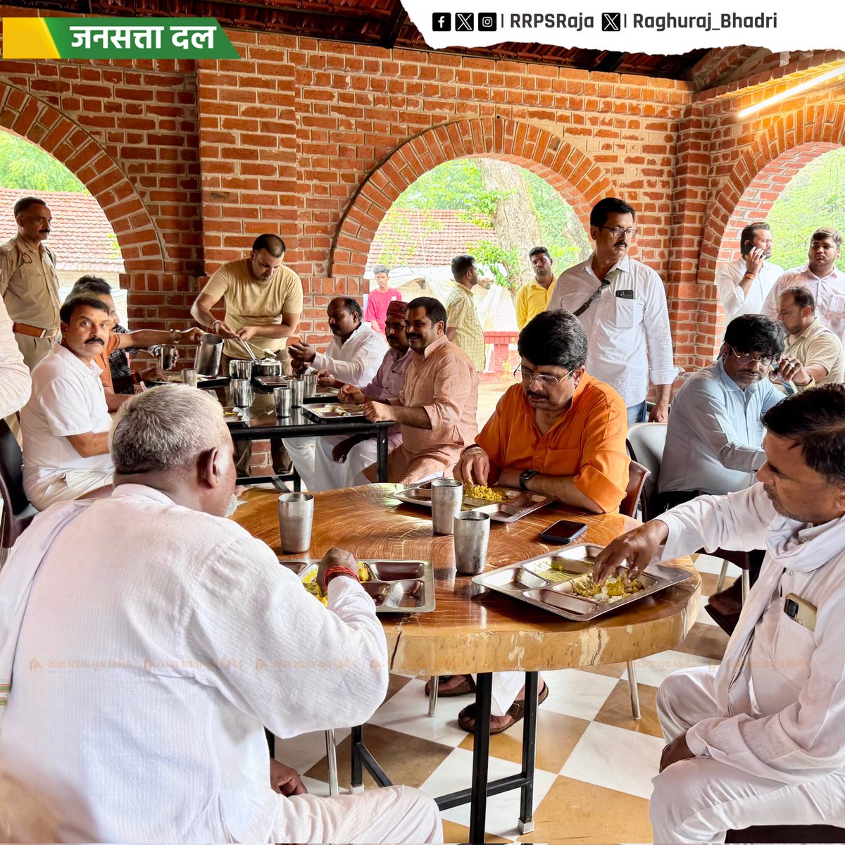 JSDL_Official's tweet photo. कुंडा-बाबागंज परिवार के समस्त सम्मानित जनमानस के लिए खुले अन्नपूर्णा रसोई का आज जनता दर्शन के उपरांत औचक निरीक्षण करके भोजन ग्रहण करते हुए जनसत्ता दल के राष्ट्रीय अध्यक्ष श्रीमंत माननीय श्री राजा भइया जी। https://t.co/oSBbR9Q4Tz