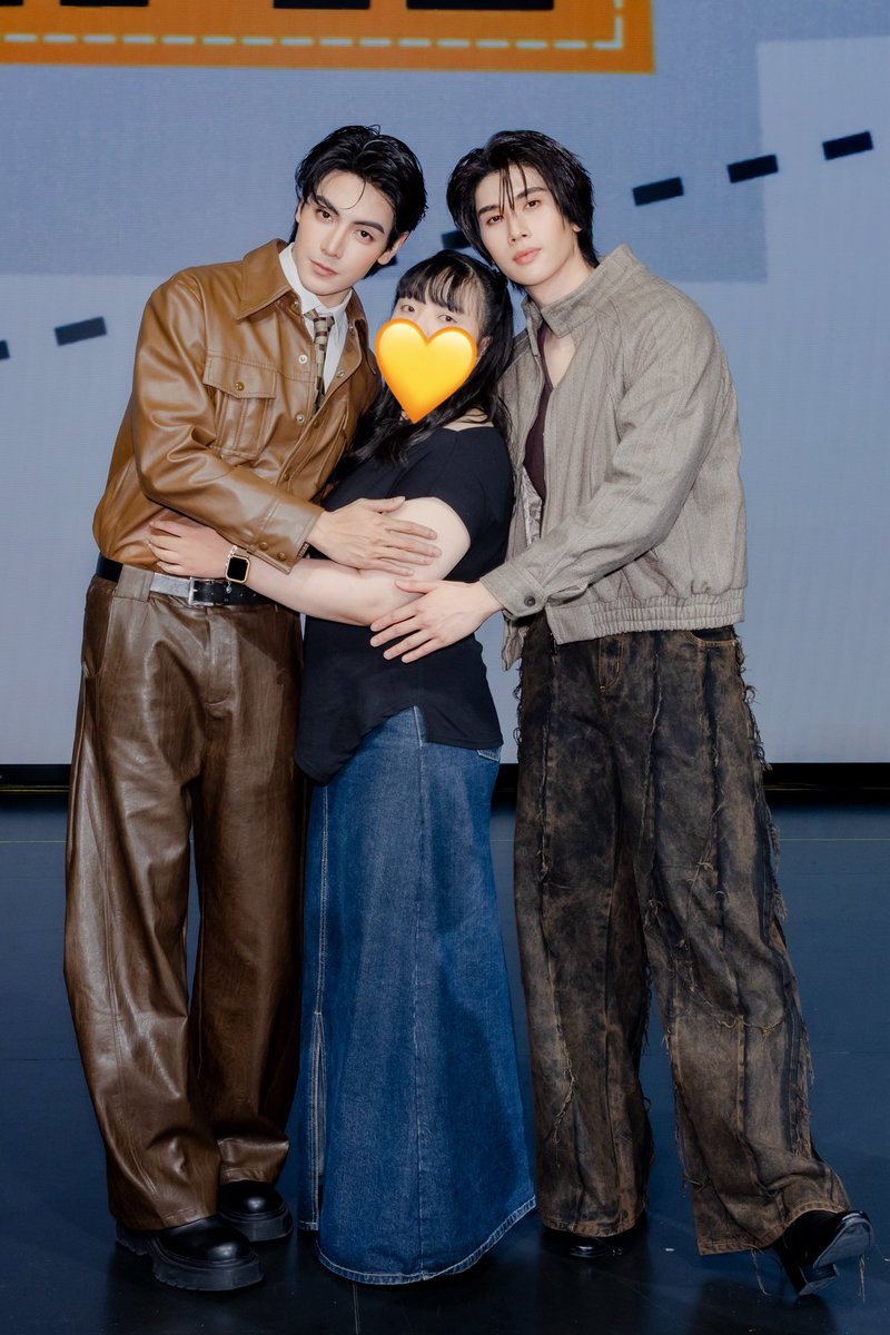 yingxx96's tweet photo. My first 2:1🥹🥹

穿了五公分的鞋還是覺得他們好高
原來站在186&amp;185的旁邊是這種感覺😍

#joongdunk  #จุงดัง https://t.co/6egcQsw8EG