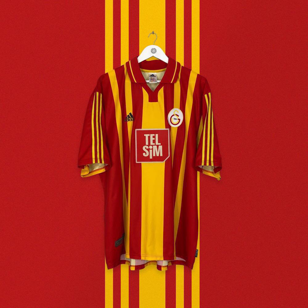 PesindeyizApp's tweet photo. Galatasaray’ın 26/27 sezonu için çıkaracağı 4. Forma olacak. 

2000 yılındaki Süper Kupa finali formasından esinlenerek tasarlanacak bu formanın Kasım ayında çıkması bekleniyor. (Armanın Peşinde) https://t.co/YV9rvO6AaW