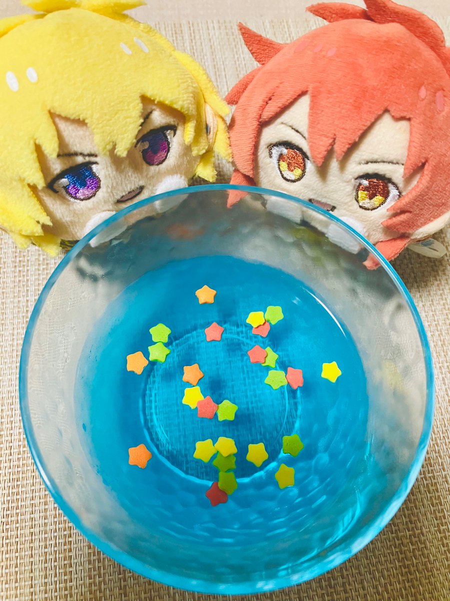 kazuma029tabeyo's tweet photo. うっすら曇った夜空だけど、ぷるぷるアップルブルーゼリーでお星さまを眺めようね、もち🎋 https://t.co/DFhUHL7C0Q