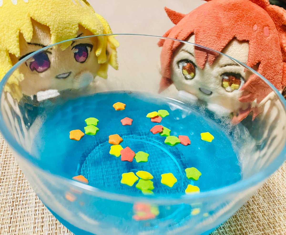 kazuma029tabeyo's tweet photo. うっすら曇った夜空だけど、ぷるぷるアップルブルーゼリーでお星さまを眺めようね、もち🎋 https://t.co/DFhUHL7C0Q
