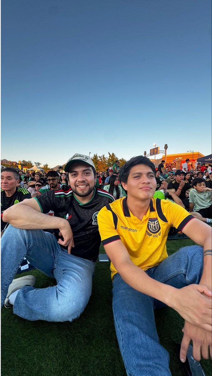 Eruditeboy_'s tweet photo. Cansado de la pelea de Mexicanos y ecuatorianos, hablamos el mismo idioma, y compartimos mucho más de lo que nos separa.
Mi mejor amigo es ecuatoriano. Y ambos creemos que la gente que se pelea por fútbol o política no pueden ver más allá de su nariz. 
🇲🇽🇪🇨 https://t.co/FNqO0k52kp