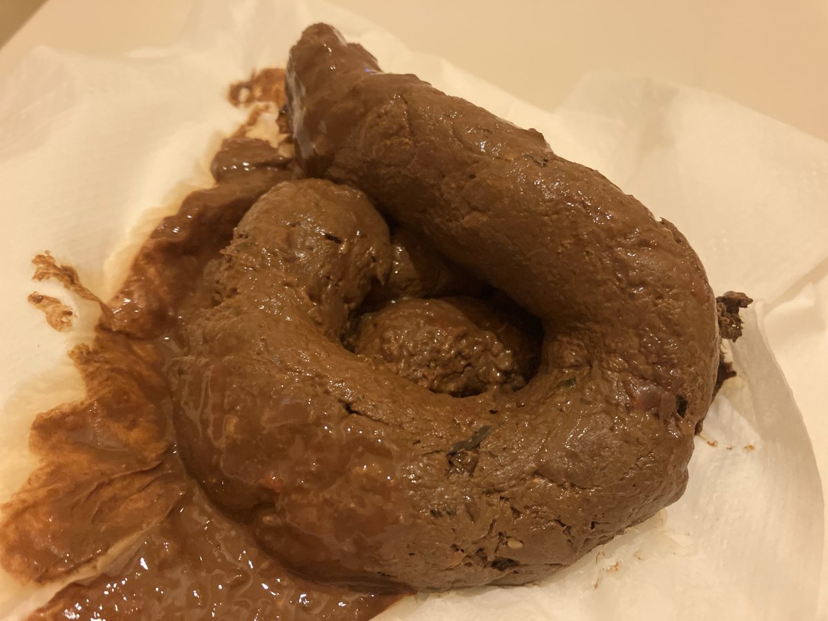 Scat_Prince's tweet photo. 急におなか痛くなって緩いのが一本糞を押し出すセルフ浣腸になっちゃった…
立派な一本糞にとろっとろの下痢便トッピングしてみたので是非召し上がれ♪ https://t.co/skenyDX63g