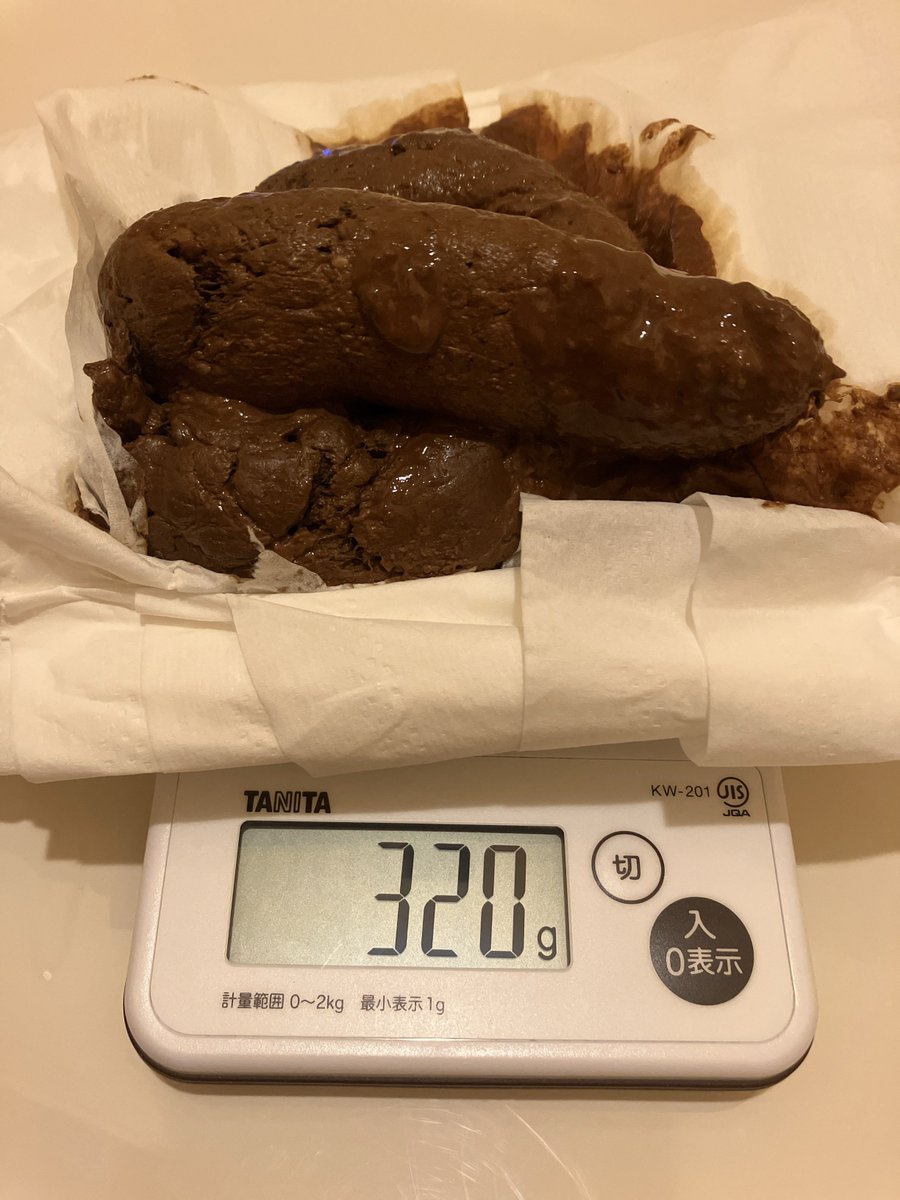 Scat_Prince's tweet photo. 急におなか痛くなって緩いのが一本糞を押し出すセルフ浣腸になっちゃった…
立派な一本糞にとろっとろの下痢便トッピングしてみたので是非召し上がれ♪ https://t.co/skenyDX63g