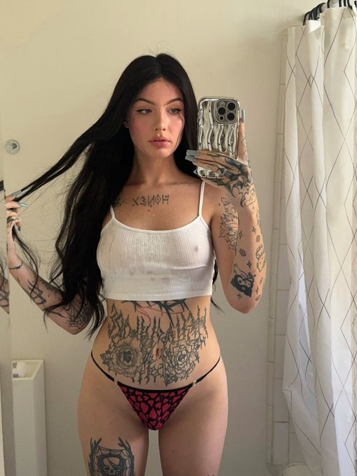 sissyericadjji's tweet photo. Bored here 
Who's taking me out ?? https://t.co/OoD5Nxb3Sq