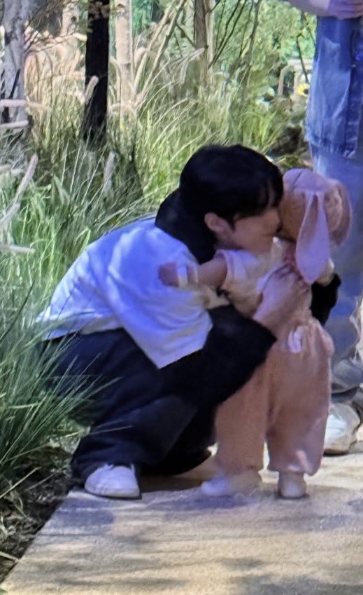 d0hoonS2's tweet photo. 애기는애기들을좋아한다더니...... ㅜ.ㅜ
도후니 봄이 꼬옥 안아주는거 넘귀여움...... https://t.co/nr1AFUagnA