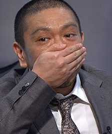 kirintosiden's tweet photo. 【衝撃】いとうあさこが番組収録中に殺されかけた衝撃の体験を暴露

■事件概要（2009年）
いとうあさこ氏が「人志松本のゾッとする話」で自身がとある番組の撮影で起きた衝撃のトラブルを明かす
↓
いとうあさこ氏は番組の企画で他のメンバーとともに半年間にわたって無人島生活をすることに
↓
しかし、島に到着してから3か月が経過するころには食料が無くなる
↓
その結果、参加メンバーたちはその辺に生えている雑草を口にするほど追い詰められた状況に陥る
↓
全員が「とにかく早くこの島から出たい」と考える中、海の方に大きな船が通りかかるのを発見する
↓
番組のルールでは外部に助けを求める行為を禁止されていたものの、メンバーたちはあまりの過酷さから、「SOS！！」と助けを求める
↓
その結果、大型船はメンバーに気づき、無人島へと向かった後、ボートで乗組員たちが接近しに来た
↓
メンバーたちは「ようやく助かった」と安堵するが、番組スタッフたちは乗組員たちを制止する
↓
その後、スタッフたちは大型船に乗り込むと、何かを乗組員に渡すことで彼らの態度が一変
↓
その結果、大型船は突然引き返していったため、いとうあさこ氏たちは絶望することに
↓
しかし、スタッフから「さっきの船は海賊船で、自分たちを襲おうとしていた可能性が高かった」と最悪すぎる真相が明かされる
↓
いとうあさこ氏は当時の状況を振り返り、「スタッフが機転を利かせて助けに入らなかったらと思うとゾッとする」と語った

■視聴者の反応
・救助だと思ったら襲撃だったの怖すぎる
・海賊追い払えるスタッフ優秀すぎだろｗ

#キリン都市伝説系