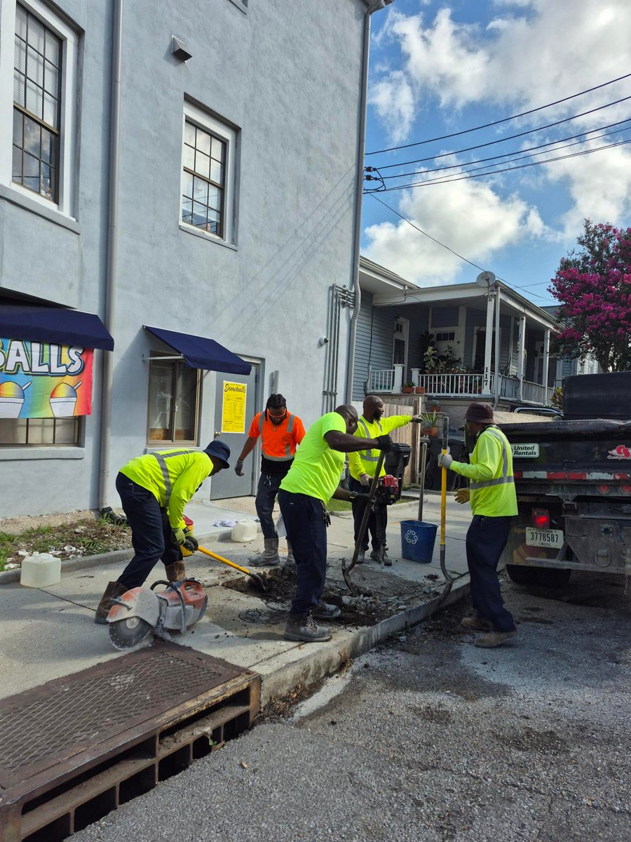SWBNewOrleans's tweet photo. GOOD NEWS TUES: 

Have you noticed an old street cut or sidewalk damaged and wondered why it was never paved? We want to help!

Check out our paving crews addressing a sidewalk cut around a water meter from 2015. We know that these issues are major inconveniences and we want to https://t.co/Zv0C1abDGk