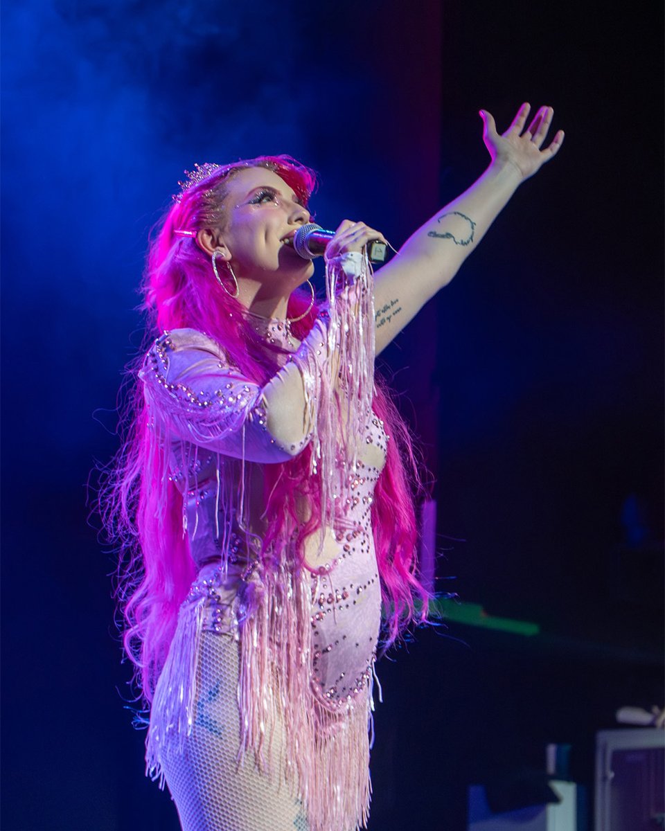 bluebirddenver's tweet photo. calling all girlie pops 💅✨

pop-music star &amp; social media personality chrissy chlapecka is making her bluebird debut december 2 🚀🌟

🎟️ presale thur at 10am
on sale fri at 10am

🔗 https://t.co/kx409N5kVd

📷 @stebbiesnaps https://t.co/4Ly2v1G7wR