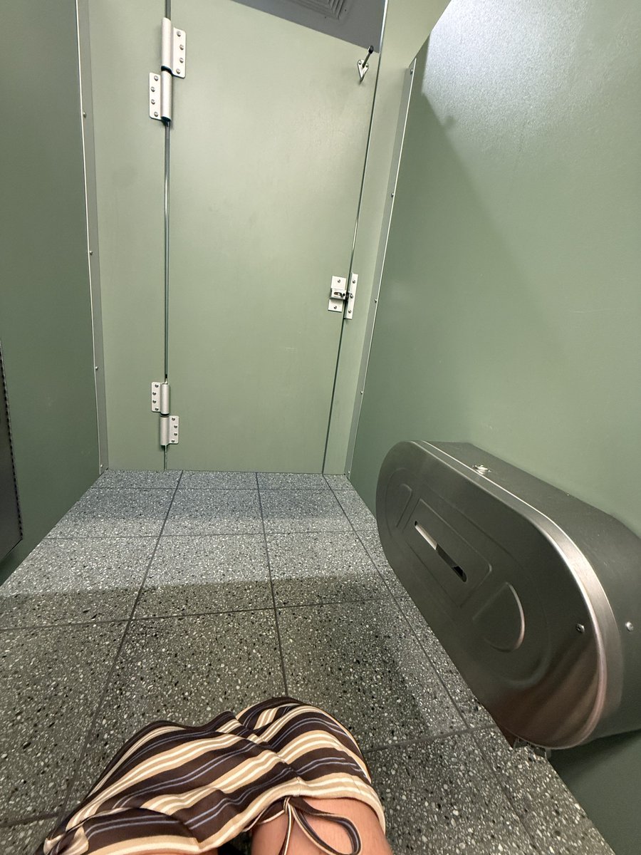 itsalexiagrace's tweet photo. Why are the toilets like this in America?? Everyone can see in https://t.co/Qut8rimNHX