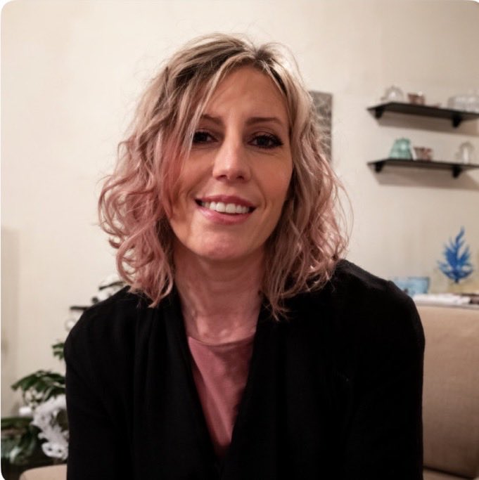 PsyGuy007's tweet photo. 🎂 🇫🇷 Aujourd’hui, Estelle Veneur aurait dû fêter ses 43 ans. Il y a 8 ans, Estelle est M0RTE, ÉTR@NGLÉE avec une écharpe, PUIS JETÉE dans la Loire le soir du 22 février 2018.

Le tueur, Badr Smati, un immigré d’origine tunisienne, a reconnu l'avoir ÉTR@NGLÉE lors d'une dispute, affirmant qu'elle avait résisté à ses avances. 

Après l'avoir tuée, il a TRAÎNÉ SON C0RPS jusqu'à la Loire pour tenter de dissimuler le crime.

Badr Smati a été jugé pour meurtre en 2022 devant la cour d’assises et condamné à 30 ans de réclusion criminelle.

N’oublions jamais Estelle. 🖤