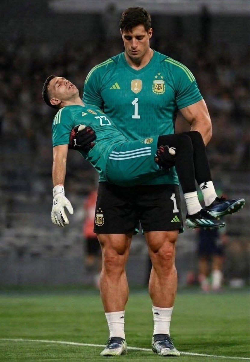 frabigol's tweet photo. Cinco tiros al arco, cuatro goles.

Ya está Dibu, hay alguien mejor... https://t.co/E3auCKnjC2