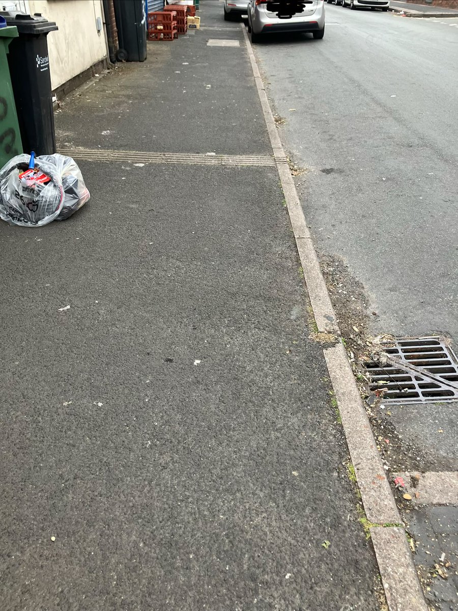 Litterwatch1's tweet photo. Game of two halves today! Huge shoutout to Matt L for crushing his second pick at Tipton Green, and to Matt M, Paul, and Chris for clearing Park Lane East. The team effort made a massive difference to our streets #CommunityCleanup #Tipton #TeamWork https://t.co/TpyBHkOZMG