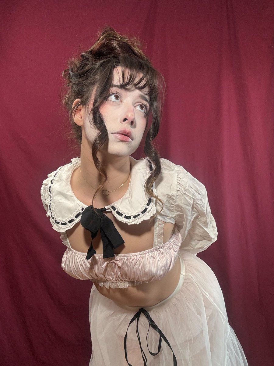 KarmasBody's tweet photo. Are you into weird girls? https://t.co/dp4PD3Y5qq
