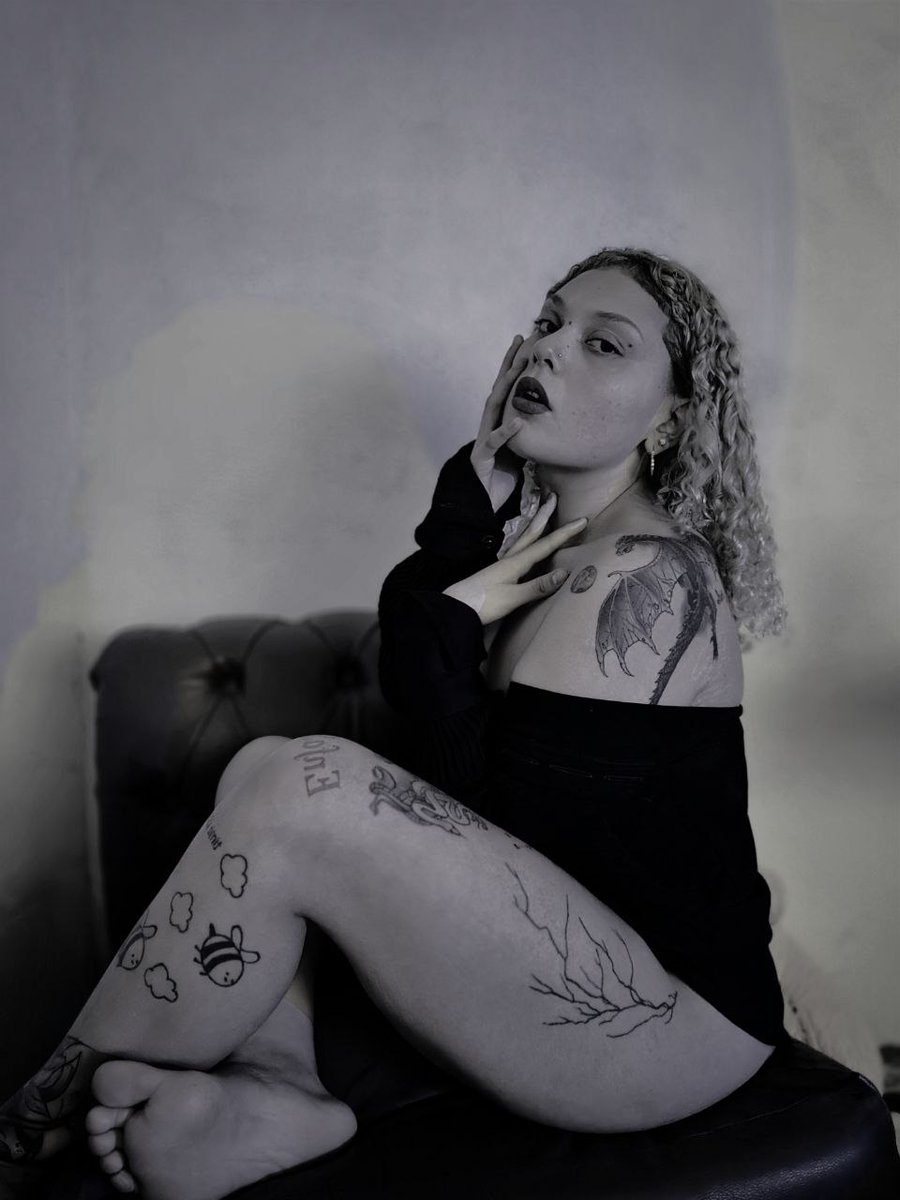 DeityJewel's tweet photo. One tone. One deity.  One unique energy.  Surrender👇🏼
#FootWorship #PrettyFeet #Mistress #Paypig #Findom  #Femdom https://t.co/QejN6Gh270