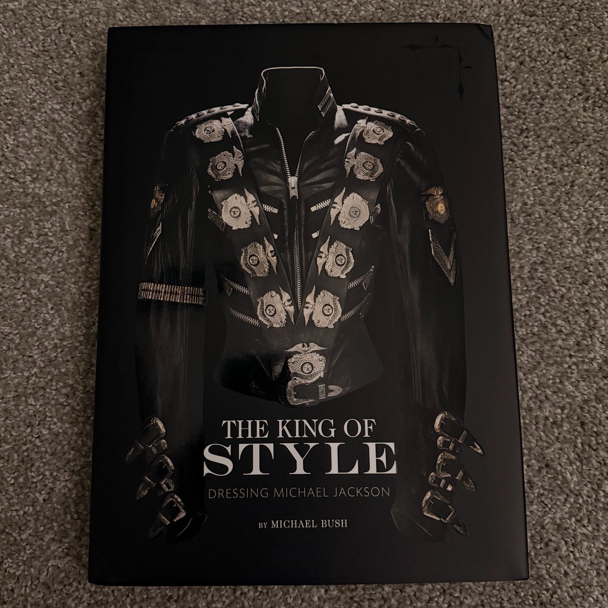 58applhead's tweet photo. my library’s newest addition https://t.co/5EpySAgTmj