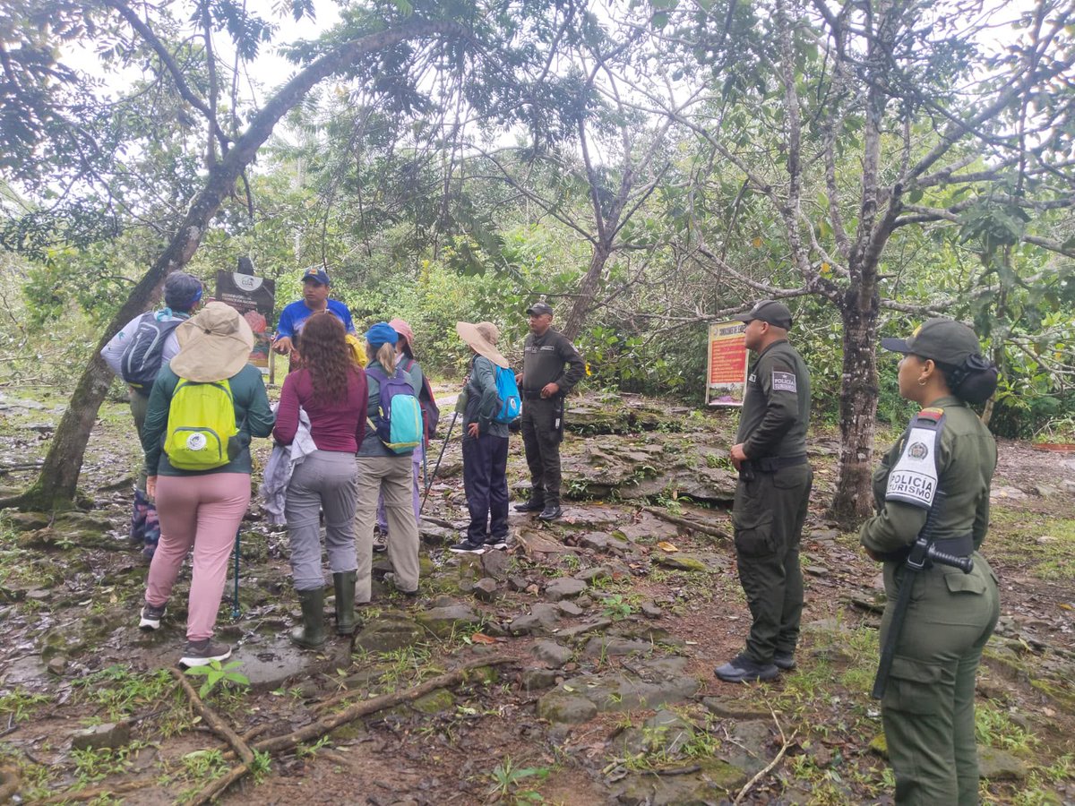 ProteccionPonal's tweet photo. Brindamos acompañamiento sensibilizando sobre el cuidado del medio ambiente y fortaleciendo la seguridad y la convivencia durante la actividad en #Guaviare💚🤝. https://t.co/x5V2kczgse