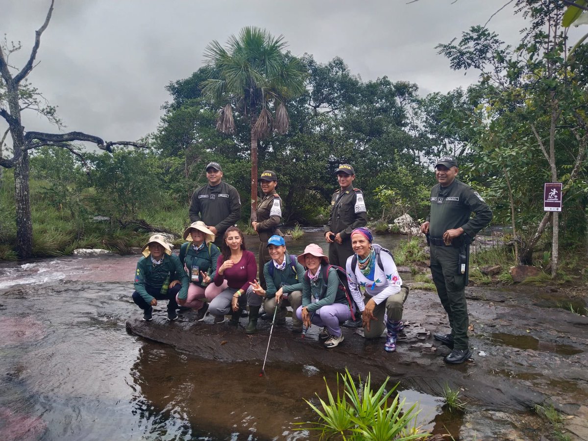 ProteccionPonal's tweet photo. Brindamos acompañamiento sensibilizando sobre el cuidado del medio ambiente y fortaleciendo la seguridad y la convivencia durante la actividad en #Guaviare💚🤝. https://t.co/x5V2kczgse