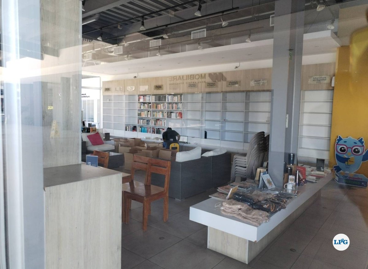prensagrafica's tweet photo. Cierra la sucursal de librería de la Universidad Centroamericana "José Simeón Cañas" que operaba en un centro comercial en Antiguo Cuscatlán, La Libertad. En redes sociales, la casa de estudios agradeció a las personas que creyeron en el proyecto: "un espacio de encuentro para lectores, estudiantes y amantes de los libros". Fotos: LPG/José Cardona.